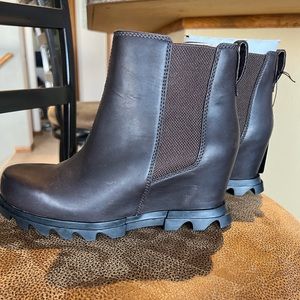 Sorel Blackened Brown Joan of Arc III Leather Wedge Chelsea Boot Size 7.5